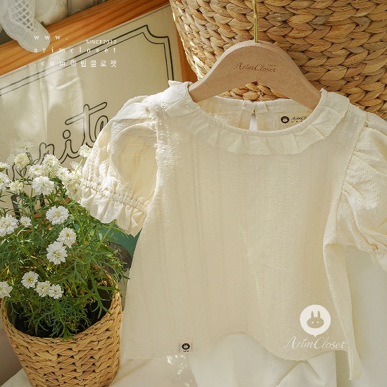 햇살 아래 크리미함에 어여쁨이 살랑살랑 :) -  natural cream lace baby cotton pure blouse